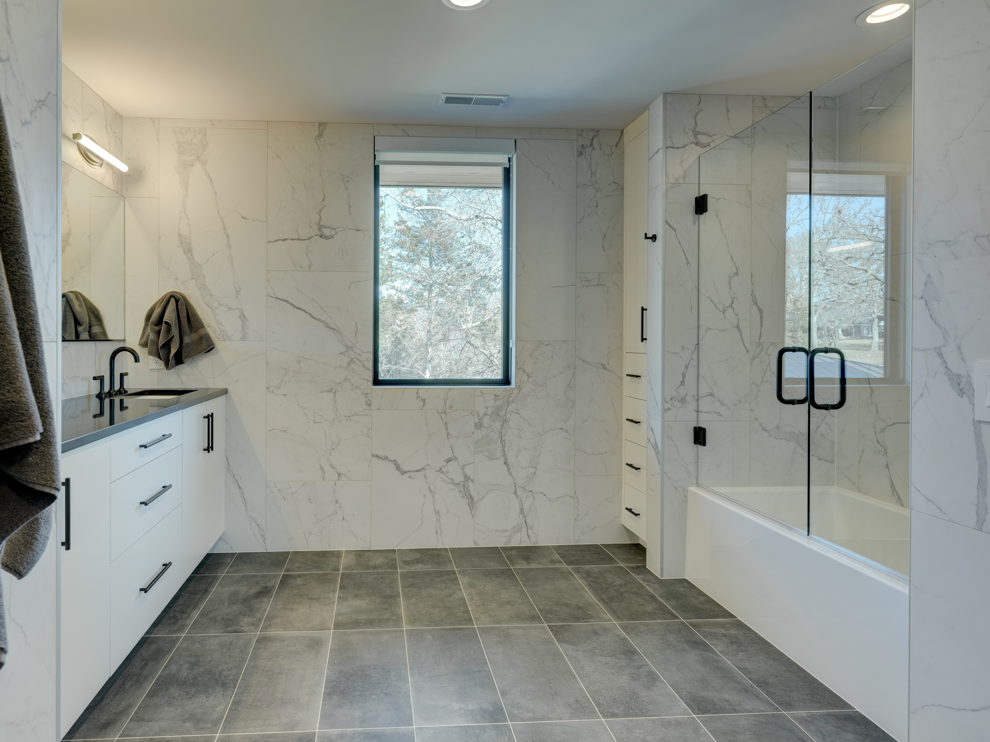 Natural Bridge Home Ellecor Interior Design 41 Small Bathroom Side View